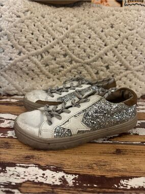 ShuShop Silver Glitter Star Kids Sneakers with Brown Collar